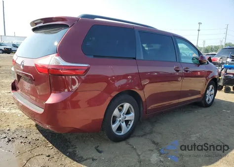 2015 Toyota Sienna Le z USA, uszkodzony, nr VIN 5TDKK3DC5FS552074